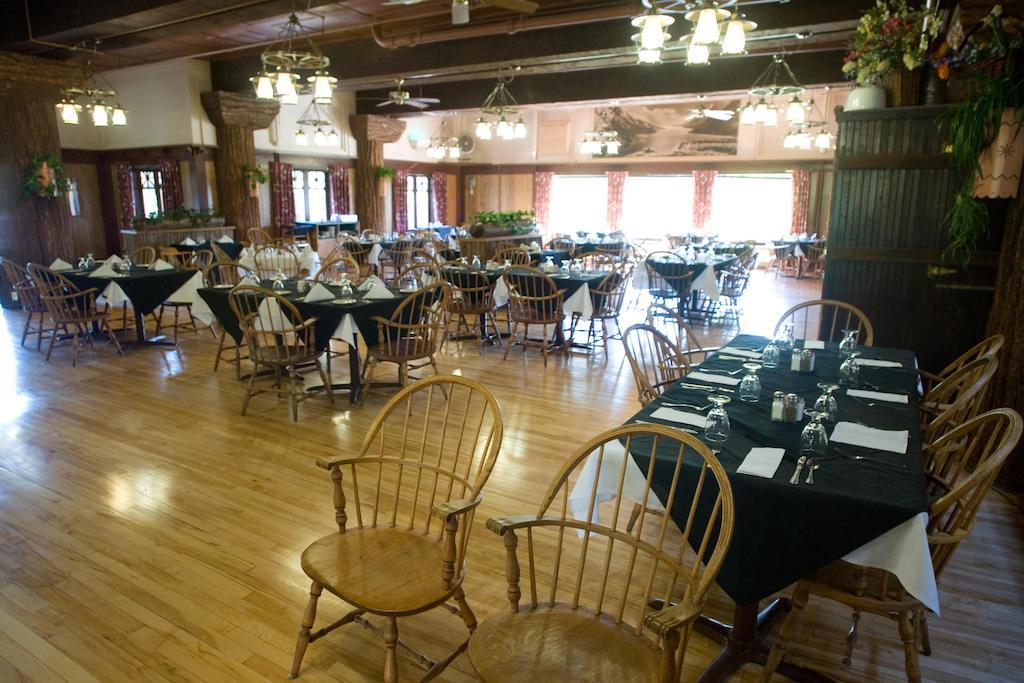 East Glacier Park Village冰川公园旅馆别墅 外观 照片